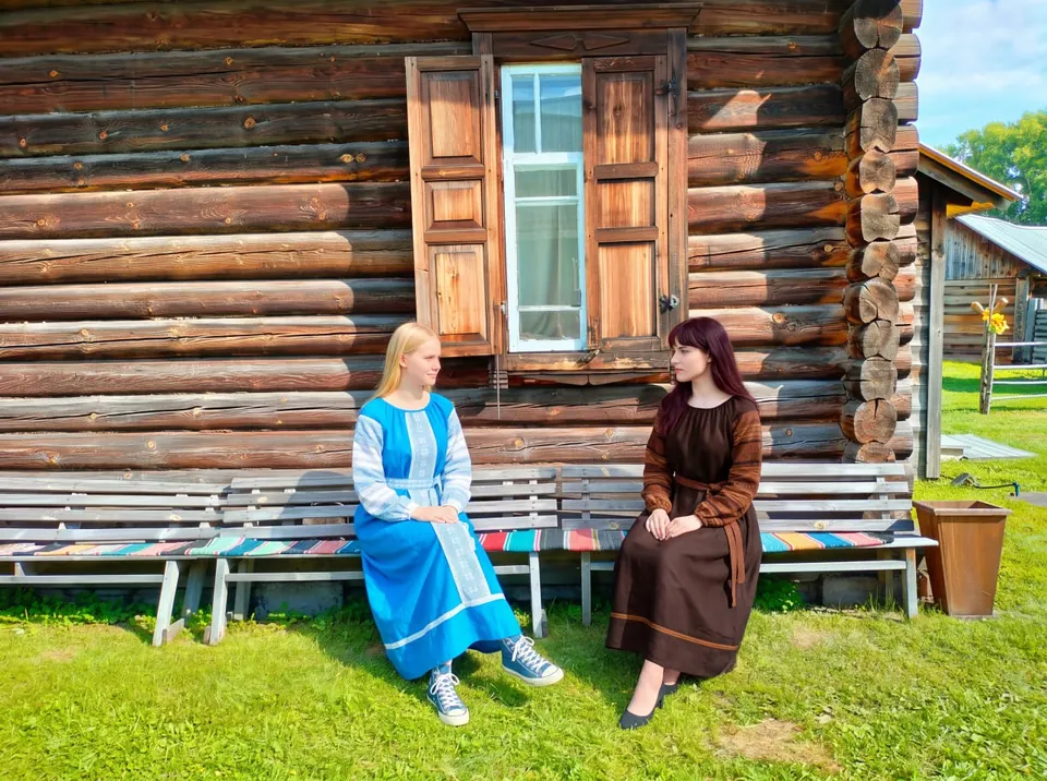 Белослава и Вероника у стены старого деревянного дома
